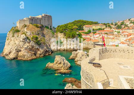 Vista aerea sulle mura superiori della città di Dubrovnik della Croazia. Affacciato sulla fortezza di Fort Lovrijenac, sul porto occidentale. Dubrovnik città storica della Croazia in Foto Stock