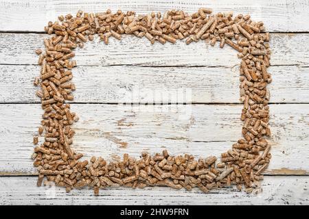 Struttura in pellet di legno su sfondo bianco in legno Foto Stock