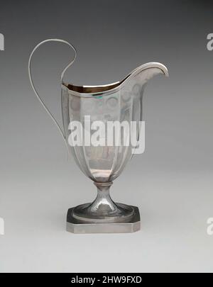 Arte ispirata a Creamer, ca. 1800, made in Philadelphia, Pennsylvania, Stati Uniti, America, Argento, totale: 6 5/8 x 4 7/8 x 2 5/8 pollici (16,8 x 12,4 x 6,7 cm); 6 once 1 dwt. (187,7 g), Argento, attribuito a Christian Wiltberger (American, Philadelphia, Pennsylvania 1766–1851, opere classiche modernizzate da Artotop con un tuffo di modernità. Forme, colore e valore, impatto visivo accattivante sulle emozioni artistiche attraverso la libertà delle opere d'arte in modo contemporaneo. Un messaggio senza tempo che persegue una nuova direzione selvaggiamente creativa. Artisti che si rivolgono al supporto digitale e creano l'NFT Artotop Foto Stock