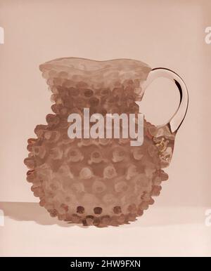 Arte ispirata da Hobnail Creamer, dopo il 1886, made in Wheeling, West Virginia, Stati Uniti, Vetro ambiguo americano, pressato incolore e opaco, H. 4 1/2 poll. (11,4 cm), vetro, probabilmente Hobbs, Brockunier and Company (1863–1891, opere classiche modernizzate da Artotop con un tuffo di modernità. Forme, colore e valore, impatto visivo accattivante sulle emozioni artistiche attraverso la libertà delle opere d'arte in modo contemporaneo. Un messaggio senza tempo che persegue una nuova direzione selvaggiamente creativa. Artisti che si rivolgono al supporto digitale e creano l'NFT Artotop Foto Stock