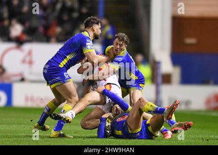 Warrington, Regno Unito. 04th Mar 2022. Warrington, Regno Unito. 04th Mar 2022. Benjamin Jullien #15 di Dragoni Catalani è affrontato da Toby King #4, Gareth Widdop #6 e Matty Ashton #5 di Warrington Wolves a Warrington, Regno Unito il 3/4/2022. (Photo by SW Photo via/News Images/Sipa USA) Credit: Sipa USA/Alamy Live News Credit: Sipa USA/Alamy Live News Foto Stock