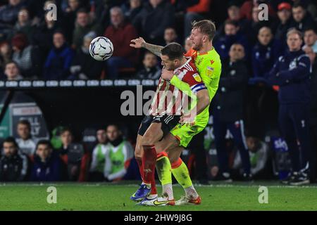 Billy Sharp #10 di Sheffield United e Joe Worrall #4 di Nottingham Forest si sfondano per la palla Foto Stock