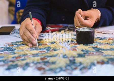 Artist, Mosaic Tools, Hand Craft, utilizza pinzette per rendere Mosaico, primo piano. Antico processo di produzione di mosaici. Madaba, Giordania. Giordania - Dicembre 2020: Foto Stock