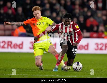 Sheffield, Regno Unito, 4th marzo 2022. Jack Colback della Foresta di Nottingham affronta Femi Seriki di Sheffield Utd durante la partita del Campionato Sky Bet a Bramall Lane, Sheffield. Il credito d'immagine dovrebbe leggere: Andrew Yates / Sportimage Credit: Sportimage/Alamy Live News Foto Stock