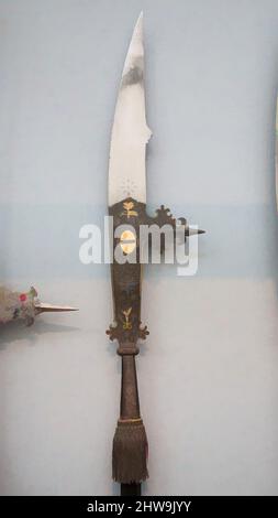 Arte ispirata a Glaive della Bodyguard della Famiglia Tiepolo, ca. 1600, Italiano, acciaio, oro, legno, Tessile, L. 105 1/2 poll. (267,97 cm), armi Shafted, opere classiche modernizzate da Artotop con un tuffo di modernità. Forme, colore e valore, impatto visivo accattivante sulle emozioni artistiche attraverso la libertà delle opere d'arte in modo contemporaneo. Un messaggio senza tempo che persegue una nuova direzione selvaggiamente creativa. Artisti che si rivolgono al supporto digitale e creano l'NFT Artotop Foto Stock