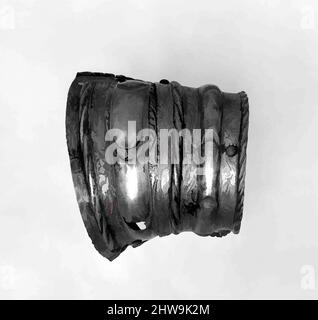 Arte ispirata da Left Pauldron (Difesa della spalla) da un Boy's Costume Armor, ca. 1532, Innsbruck, Austria, Innsbruck, acciaio, Lega di rame, oro, H. 4 1/2 poll. (11,4 cm); W. 4 1/2" (11,4 cm); D. 3 1/2" (8,9 cm), Armour Parts, questa spalla sinistra, insieme ad una coscia sinistra corrispondente, IS, opere classiche modernizzate da Artotop con un tuffo di modernità. Forme, colore e valore, impatto visivo accattivante sulle emozioni artistiche attraverso la libertà delle opere d'arte in modo contemporaneo. Un messaggio senza tempo che persegue una nuova direzione selvaggiamente creativa. Artisti che si rivolgono al supporto digitale e creano l'NFT Artotop Foto Stock