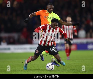 Sheffield, Regno Unito, 4th marzo 2022. Keinan Davis di Nottingham Forest fouls Femi Seriki di Sheffield Utd durante la partita Sky Bet Championship a Bramall Lane, Sheffield. Il credito dell'immagine dovrebbe leggere: Darren Staples / Sportimage Credit: Sportimage/Alamy Live News Foto Stock