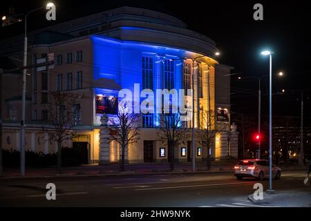 Teatro Nazionale dell'Opera Estone di notte in colori della bandiera Ucraina. Mostrare sostegno all'Ucraina. Foto Stock