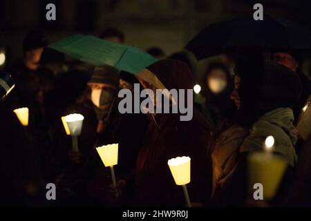 Roma, Italia. 04th Mar 2022. Veglia a lume di candela in Piazza del Campidoglio, Municipio di Roma. La veglia è stata organizzata dal Sindaco di Roma, Roberto Gualtieri, e sostenuta da diversi altri Sindaci italiani per dimostrare sostegno e solidarietà al popolo ucraino e per chiedere la pace immediata in Ucraina. La guerra contro l'Ucraina - e la conseguente invasione russa - è stata dichiarata all'inizio della mattinata del 24th febbraio dal Presidente della Federazione russa, Vladimir Putin. Foto Stock