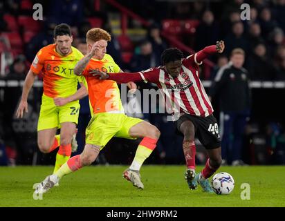 Sheffield, Regno Unito, 4th marzo 2022. Jack Colback di Nottingham Forest e Femi Seriki di Sheffield Utd durante la partita del campionato Sky Bet a Bramall Lane, Sheffield. Il credito d'immagine dovrebbe leggere: Andrew Yates / Sportimage Credit: Sportimage/Alamy Live News Foto Stock