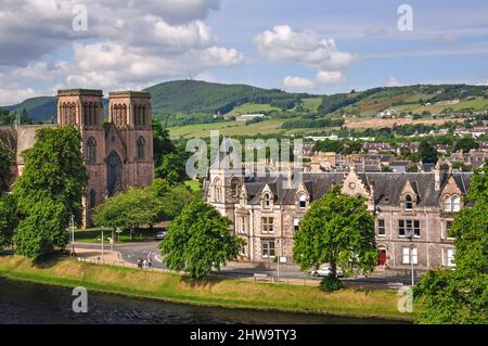 St. Andrew's Cathedral sulle rive del fiume Ness, Inverness, Highlands scozzesi, Scotland, Regno Unito Foto Stock