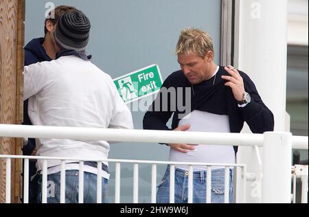 JAMES BOARDMAN / 07967642437 l'ex giocatore dell'Hampshire Shane Warne controlla il suo ventre durante una visita al Rose Bowl durante la partita del campionato LV della contea di Lancashires con l'Hampshire al Rose Bowl il 12 2008 luglio. Foto Stock