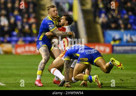 Warrington, Regno Unito. 04th Mar 2022. Romain Franco (26) di Dragoni Catalani è affrontato da Josh Charnley #2 e Peter Mataa'utia #3 di Warrington Wolves in, il 3/4/2022. (Foto di Craig Thomas/News Images/Sipa USA) Credit: Sipa USA/Alamy Live News Credit: Sipa USA/Alamy Live News Foto Stock