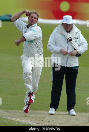 Shane Warne bowling al Rose Bowl oggi contro Middlesex. Foto Stock