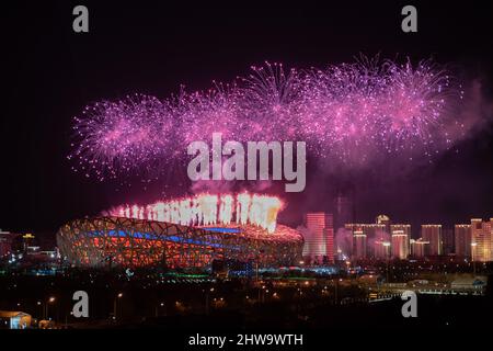 PECHINO, CINA - 4 MARZO 2022 - i fuochi d'artificio sono visti durante la cerimonia di apertura dei Giochi Paralimpici invernali 2022 a Pechino, capitale della Cina, Marc Foto Stock