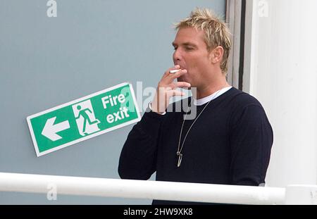 L'ex giocatore dell'hampshire Shane Warne incontra i giocatori in una visita al Rose Bowl durante la partita del campionato della contea di Lancashires LV con l'Hampshire al Rose Bowl nel luglio 12 2008. Foto Stock