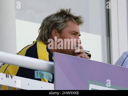 L'ex giocatore dell'hampshire Shane Warne incontra i giocatori in una visita al Rose Bowl durante la partita del campionato della contea di Lancashires LV con l'Hampshire al Rose Bowl nel luglio 12 2008. Foto Stock