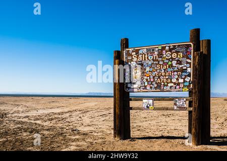 Cartello per l'area ricreativa del mare di Salton coperta di adesivi per renderlo quasi illeggibile sulla costa orientale del mare di Salton vicino a Bombay Beach. Foto Stock