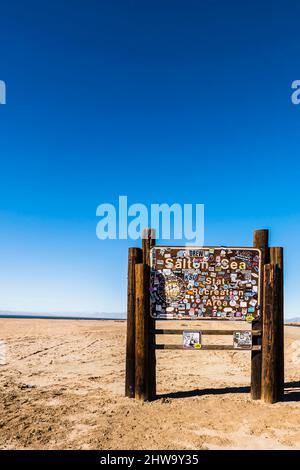 Cartello per l'area ricreativa del mare di Salton coperta di adesivi per renderlo quasi illeggibile sulla costa orientale del mare di Salton vicino a Bombay Beach. Foto Stock