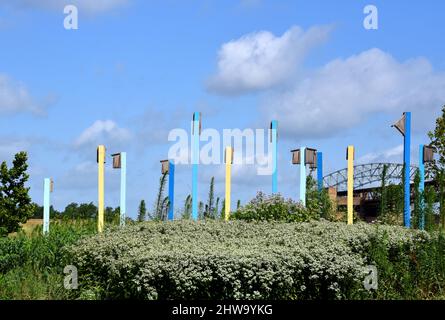 Riverfront Park, a Memphis, Tennessee, si affaccia sul lungofiume. Potete vedere il Ponte Hernando de Soto sullo sfondo. Fiori e birdhouses Foto Stock