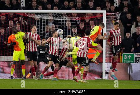 Sheffield, Regno Unito, 4th marzo 2022. Ryan Yates of Nottingham Forest dirige l'equalizzatore dell'ultimo minuto durante la partita Sky Bet Championship a Bramall Lane, Sheffield. Il credito d'immagine dovrebbe leggere: Andrew Yates / Sportimage Credit: Sportimage/Alamy Live News Foto Stock