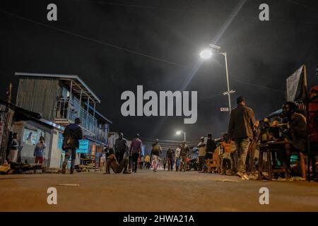 Residenti locali tornare a casa passato la comunità solare alimentato luci di strada in Kibera slums.in Kibera slums, la maggior parte dei residenti in particolare i venditori di strada, scuole private, organizzazioni non governative, luci di strada, e le scuole sono tutti utilizzando il sistema di energia solare a basso costo che è una fonte più affidabile e a basso costo di energia. Ciò ha reso più facile il riciclaggio della maggior parte dell'energia elettrica consumata dai residenti e ha anche contribuito a ridurre l'elevato numero di morti che si verificano a causa delle scosse elettriche e degli incendi di slum quotidiani. (Foto di Donwilson Odhiambo/SOPA Images/Sipa USA) Foto Stock