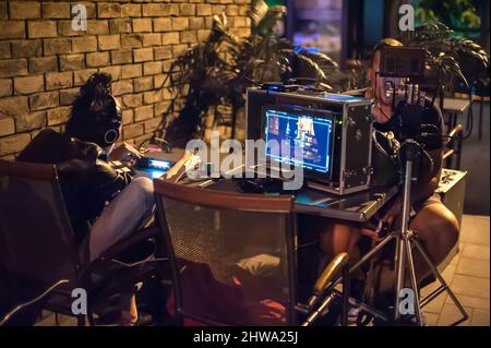 Dietro le quinte. Studio di editing esterno per il monitoraggio e il controllo delle riprese, scene notturne. Centro audio analogico e video digitale Foto Stock