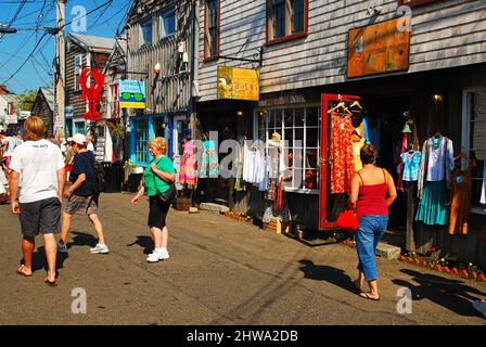 La gente acquista nelle boutique e nei negozi di souvenir a Bearskin Neck a Rockport, Massachusetts Foto Stock