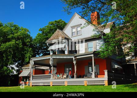 Una famiglia si riunisce sulla parchia di Sagamore Hill, l'ex casa del presidente degli Stati Uniti Theodore Roosevelt Foto Stock