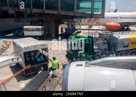 San Paolo, Brasile, 25 febbraio 2022. Camion petroliere per aviazione Petrobras con carburante e lavoratori che caricano i bagagli nel cantiere dell'aeroporto di Congonhas Foto Stock