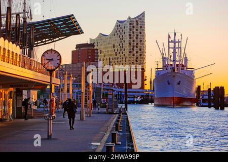 Elbphilharmonie e Norderelbe con nave museo all'alba, St. Pauli Piers Amburgo, Germania, Amburgo Foto Stock