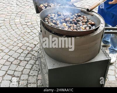 Castagno spagnolo, castagno dolce (Castanea sativa), castagne arrostite in padella, Italia, Alto Adige Foto Stock