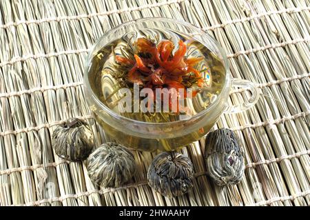 Tè fiori in una tazza di tè, fiori fiore tè, tè verde dolce Osmanthus Foto Stock