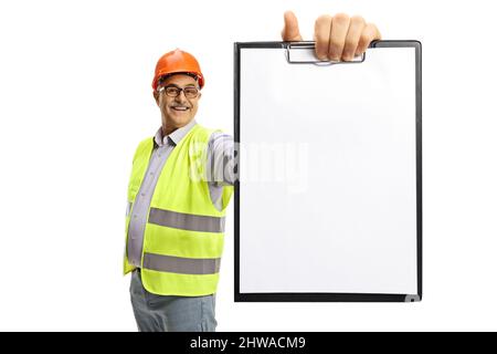 Allegro ingegnere maschio maturo in un giubbotto riflettente che tiene una clipboard isolato su sfondo bianco Foto Stock
