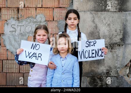 I bambini che detengono poster con SCRITTO STOP ALLA VIOLENZA e NESSUNA GUERRA a sostegno della pace. Concetto di "nessuna guerra” in Ucraina e nel mondo. Conflitto russo Foto Stock