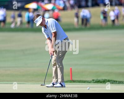 Orlando, Florida, Stati Uniti. 4th Mar 2022. Keith Mitchell degli Stati Uniti sul green 6th durante l'azione di golf di 2nd round dell'Arnold Palmer Invitational presentato da Mastercard tenuto all'Arnold Palmer's Bay Hill Club & Lodge di Orlando, Florida. Romeo T Guzman/CSM/Alamy Live News Foto Stock