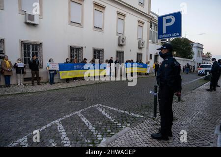 Lisbona, Portogallo. 04th Mar 2022. Gli attivisti mostrano striscioni di sostegno e solidarietà con il popolo ucraino durante un raduno contro l'invasione russa. L'evento è stato organizzato dall'Associazione degli ucraini in Portogallo di fronte all'ambasciata del governo cinese. Durante l'azione, sono stati visualizzati messaggi che chiedevano ai governi di opporsi fermamente all'aggressione contro l'Ucraina. Questa protesta mira anche a dimostrare la solidarietà della comunità portoghese e Ucraina che vive nel paese. Credit: SOPA Images Limited/Alamy Live News Foto Stock