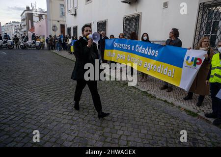 Lisbona, Portogallo. 04th Mar 2022. Un attivista canta slogan su un megafono durante un raduno contro l'invasione russa. L'evento è stato organizzato dall'Associazione degli ucraini in Portogallo di fronte all'ambasciata del governo cinese. Durante l'azione, sono stati visualizzati messaggi che chiedevano ai governi di opporsi fermamente all'aggressione contro l'Ucraina. Questa protesta mira anche a dimostrare la solidarietà della comunità portoghese e Ucraina che vive nel paese. Credit: SOPA Images Limited/Alamy Live News Foto Stock