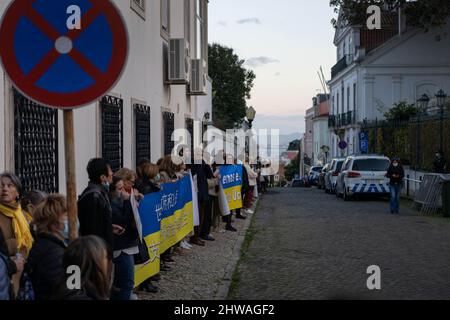 Lisbona, Portogallo. 04th Mar 2022. Gli attivisti mostrano striscioni di sostegno e solidarietà con il popolo ucraino durante un raduno contro l'invasione russa. L'evento è stato organizzato dall'Associazione degli ucraini in Portogallo di fronte all'ambasciata del governo cinese. Durante l'azione, sono stati visualizzati messaggi che chiedevano ai governi di opporsi fermamente all'aggressione contro l'Ucraina. Questa protesta mira anche a dimostrare la solidarietà della comunità portoghese e Ucraina che vive nel paese. Credit: SOPA Images Limited/Alamy Live News Foto Stock