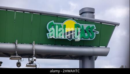 Logo SunPass in Florida - MIAMI, FLORIDA - 14 FEBBRAIO 2022 Foto Stock