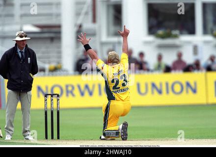 SHANE WARNE celebra, AUSTRALIA / Pakistan, Natwest Series, Trent Bridge, 010619. Foto: Neil Tingle/Action Plus.2001.Bowler Bowl bowling.umpire referee.international cricket cricketer.Celebration Celebration.Joy Celebrating Foto Stock