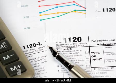 1120 modulo fiscale con calcolatore e grafico dei redditi Foto Stock