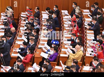 Pechino, Cina. 5th Mar 2022. I deputati partecipano all'incontro di apertura della quinta sessione del Congresso Nazionale del Popolo (NPC) del 13th presso la Grande Sala del Popolo di Pechino, capitale della Cina, 5 marzo 2022. Credit: Li Xin/Xinhua/Alamy Live News Foto Stock