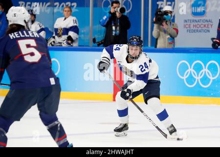 Pechino, Hebei, Cina. 14th Feb 2022. Il team Finland inoltra Viivi Vainikka (24) nella semifinale femminile di hockey su ghiaccio dei Giochi Olimpici invernali di Pechino 2022 al Wukesong Sports Center. (Credit Image: © David G. McIntyre/ZUMA Press Wire) Foto Stock