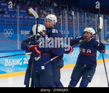 Pechino, Hebei, Cina. 14th Feb 2022. Il difensore degli Stati Uniti Cayla Barnes (3) celebra il suo obiettivo contro la Finlandia con il Team United States Forward Hilary Knight (21) e il Team United States Defender Savannah Harmon (15) nella semifinale di hockey su ghiaccio femminile dei Giochi Olimpici invernali di Pechino 2022 al Wukesong Sports Center. (Credit Image: © David G. McIntyre/ZUMA Press Wire) Foto Stock