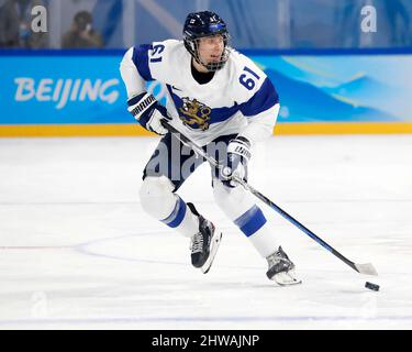 Pechino, Hebei, Cina. 14th Feb 2022. La squadra finlandese avanza Tanja Niskanen (61) nella semifinale femminile di hockey su ghiaccio dei Giochi Olimpici invernali di Pechino 2022 al Wukesong Sports Center. (Credit Image: © David G. McIntyre/ZUMA Press Wire) Foto Stock