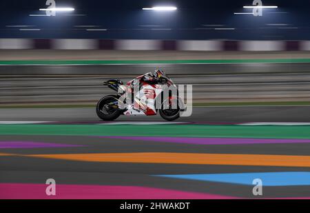 Doha, Qatar. 4th Mar 2022. Il pilota giapponese della MotoGP Takaaki Nakagami della LCR Honda Idemitsu guida durante la seconda sessione di prove libere del Gran Premio del Qatar MotoGP 2022 nel circuito di Losail di Doha, capitale del Qatar, il 4 marzo 2022. Credit: Nikku/Xinhua/Alamy Live News Foto Stock