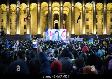 Tbilisi, Georgia. 04th Mar 2022. Georgia del 5th presidente, Salome Zourabichvili parla al popolo georgiano dove dice che lei e il popolo del suo paese appoggiano pienamente l'Ucraina e sperano che l'Ucraina difenderà il suo territorio dalla Russia.trentamila persone si sono radunate di fronte all'edificio del parlamento di Tbilisi per ascoltare il discorso dal vivo del presidente ucraino dove afferma Che "l'Ucraina non darà mai il suo territorio alla Russia e l'Ucraina combatterà contro i russi per vincere questa guerra. Voi siete tutti ucraini oggi». Credit: SOPA Images Limited/Alamy Live News Foto Stock