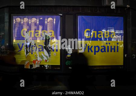 Tbilisi, Georgia. 04th Mar 2022. I manifesti sono visti per strada leggendo 'Gloria all'Ucraina' a Tbilisi.trentamila persone si sono radunate di fronte al parlamento di Tbilisi per ascoltare il discorso dal vivo del presidente ucraino in cui afferma che 'l'Ucraina non darà mai il suo territorio alla Russia e l'Ucraina combatterà contro i russi vinci questa guerra. Voi siete tutti ucraini oggi». Credit: SOPA Images Limited/Alamy Live News Foto Stock