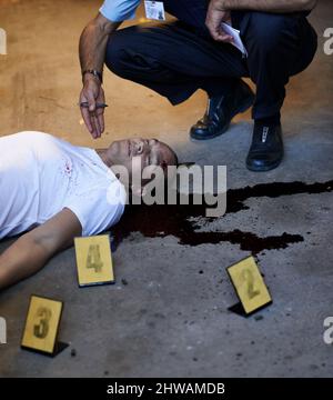 Analisi della scena criminale. Shot di un'indagine sulla scena del crimine in corso. Foto Stock